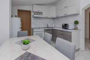 Comfort Apartment | Private kitchen | Full-size fridge, microwave, oven, stovetop - Apartment Zilic (Vir)