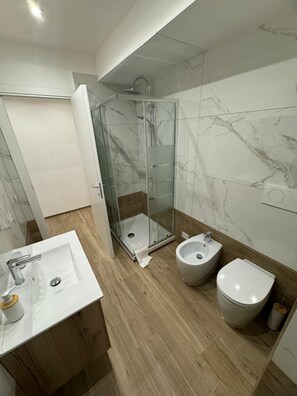 Shower, hair dryer, bidet, towels - Appian Mansion (Roma)