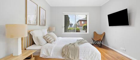 3 bedrooms, iron/ironing board, WiFi, bed sheets