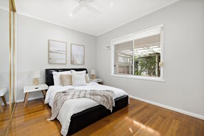 3 bedrooms, iron/ironing board, WiFi, bed sheets