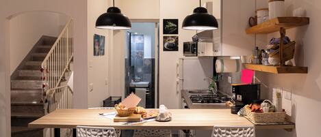 Refrigerador, microondas, horno, placa de cocina