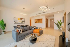 TV - Lavish 3 BR with Golf View in Emirates Hills (Dubai)