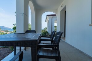 Outdoor dining - Appartamento La Conchiglia by Wonderful Italy (Olbia)