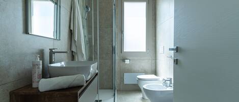Douche, serviettes fournies, savon, shampoing