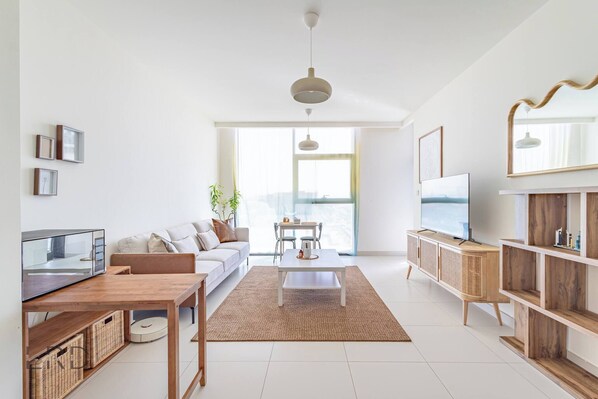 TV - Modern & Vibrant 1BR Dubai Hills (Dubai)