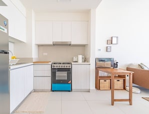 Kühlschrank, Mikrowelle, Ofen, Wasserkocher mit Kaffee-/Teezubehör