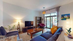 TV - Private Garden | Lake Views | Furnished (Dubai)