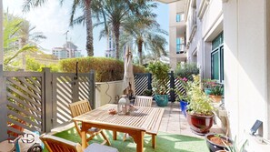 Outdoor dining - Private Garden | Lake Views | Furnished (Dubai)