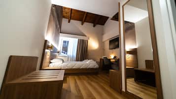 Classic Room, Mountain View | Desk, laptop workspace, soundproofing, free WiFi