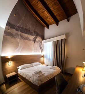 クラシック ルーム マウンテンビュー | デスク、ノートパソコン用作業スペース、防音設備、WiFi (無料)