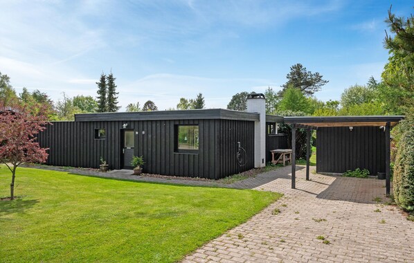 A modern black house with a brick pathway leading to the entrance. - 2 bedroom beautiful home in Gilleleje (Gilleleje)