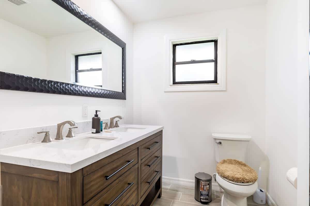 Regadera, secadora de cabello, toallas, jabón 