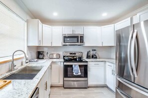 Fridge, microwave, oven, stovetop - Spacious 2BR Townhouse Near The Beach with Parking (Stuart)