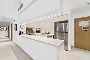 冷蔵庫、電子レンジ、オーブン、コンロ