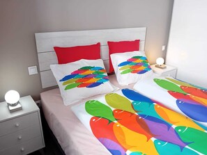 1 habitación, tabla de planchar con plancha y cuna de viaje 
