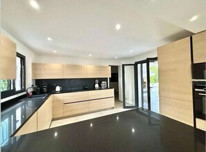 Jääkaappi, mikroaaltouuni, uuni, liesi