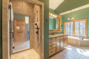 Douche, baignoire à jets, serviettes fournies