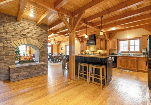 The Lodge at Twin Rivers-Luxury, accommodates 16 guests, Hot Tub, Pet Friendly