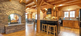 The Lodge at Twin Rivers-Luxury, accommodates 16 guests, Hot Tub, Pet Friendly