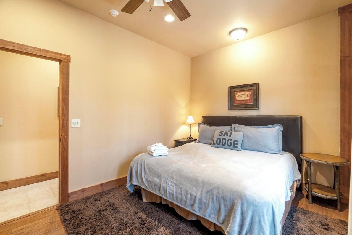 Guest Bedroom--- King Size Bed, Downstairs