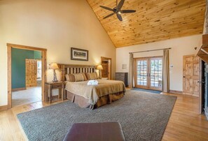 6 bedrooms, desk, iron/ironing board, free WiFi