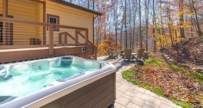 The Lodge at Twin Rivers--- Two Outdoor Fire-Pits, Large open area for 16 guests, Hot Tub, Pet Fr...