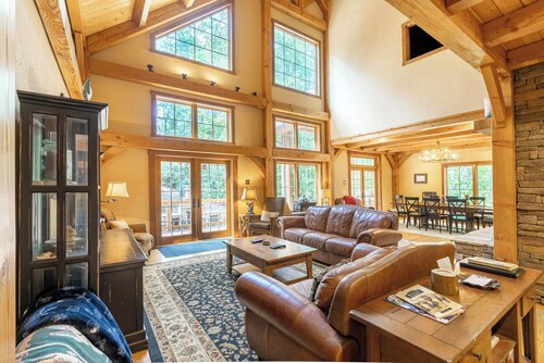 The Lodge at Twin Rivers-Luxury, accommodates 16 guests, Hot Tub, Pet Friendly