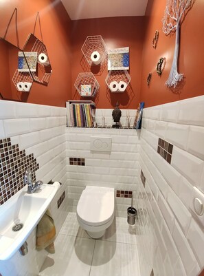 Douche, sĂšche-cheveux, serviettes fournies, savon