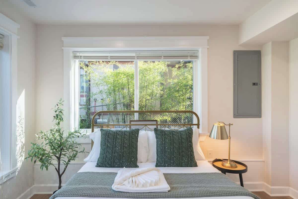 4 bedrooms, iron/ironing board, WiFi, bed sheets