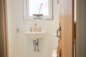 Douche, sèche-cheveux, serviettes fournies