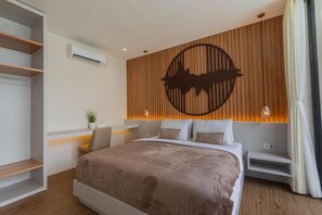 Memory foam-senger, safe på rommet, skrivebord og wi-fi (inkludert)