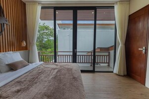 Memory foam beds, in-room safe, desk, free WiFi