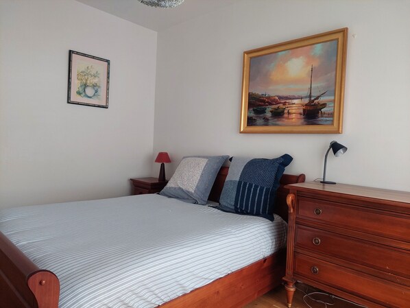 1 habitación, tabla de planchar con plancha, wifi y ropa de cama 