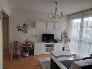 TV - Beautiful 2-room apartment in a luxury residence, 50m from all amenities (Paris)