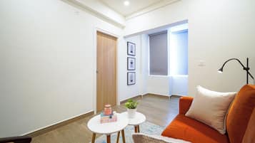 1 habitación, escritorio y espacio para trabajar con laptop