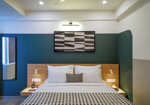 Deluxe Studio Suite, Non Smoking | Desk, laptop workspace, free WiFi