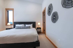 4 habitaciones, escritorio y tabla de planchar con plancha