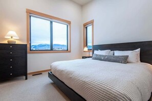 4 chambres, bureau, fer et planche à repasser, lit parapluie