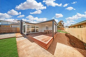 Outdoor dining - Parkers Pearl Retreat (Torquay)