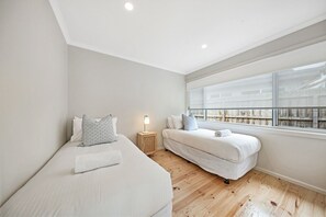 4 makuuhuonetta, silitysrauta/-lauta, ilmainen Wi-Fi, vuodevaatteet