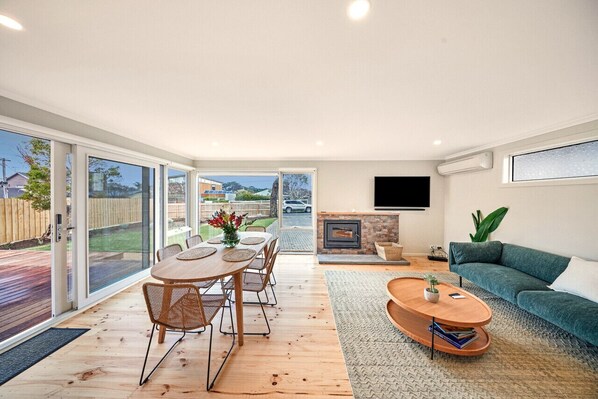 Smart TV, fireplace