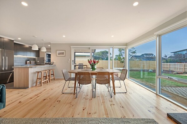 Dining - Parkers Pearl Retreat (Torquay)