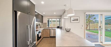 Frigorífico, microondas, horno y placa de cocina