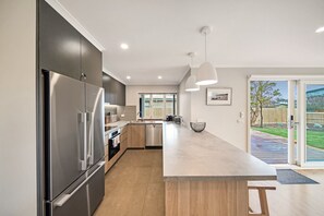 Fridge, microwave, oven, stovetop - Parkers Pearl Retreat (Torquay)