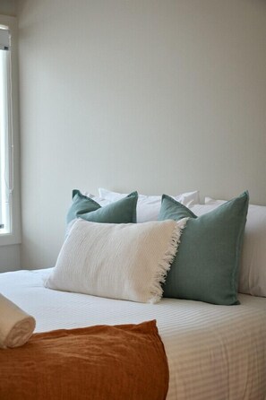 4 bedrooms, iron/ironing board, free WiFi, bed sheets