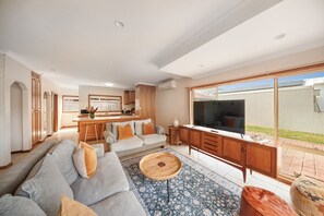 Smart TV - Sandy Bliss - Walk to the beach (Torquay)