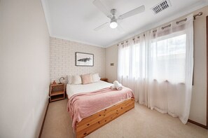 2 bedrooms, iron/ironing board, free WiFi, bed sheets - Sandy Bliss - Walk to the beach (Torquay)