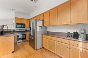 Coffee/tea maker, fridge, microwave, oven - Sweet Serenity 3 Bed Home (Encinitas)