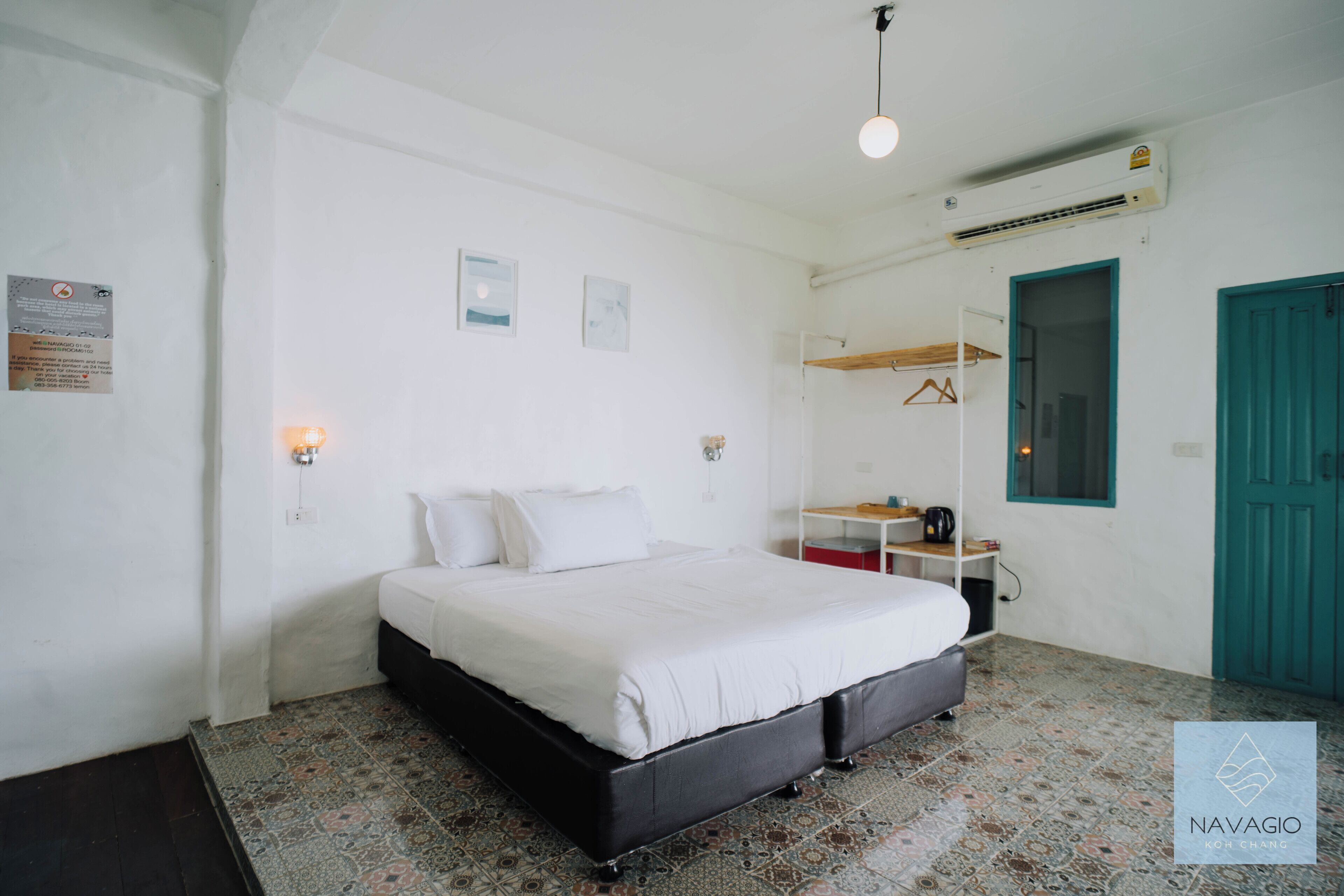 Una camera da letto con un letto, un armadio, una scrivania con una sedia e una finestra.