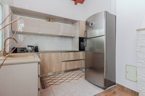 Full-sized fridge, microwave, oven, stovetop